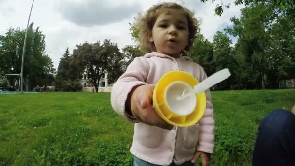 Child with soap bubbles - Záběry, video