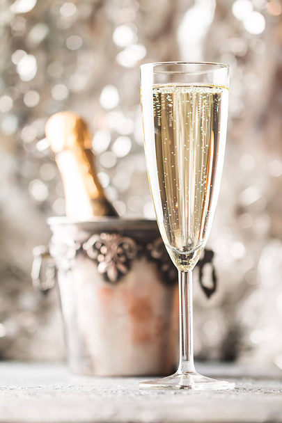 Бокал шампанского на блестящем фоне
 - Фото, изображение
