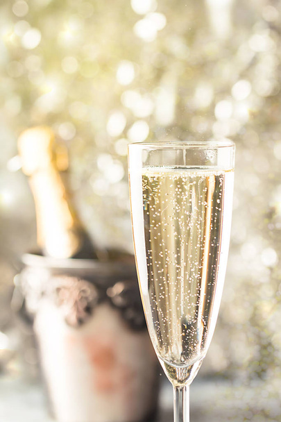 Champagne glass on sparkling background - Foto, afbeelding