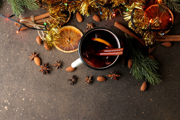 Forró forralt bor, fahéj és narancs, sötét háttér előtt. Nézd meg felülről. Karácsonyi. új év. - Fotó, kép