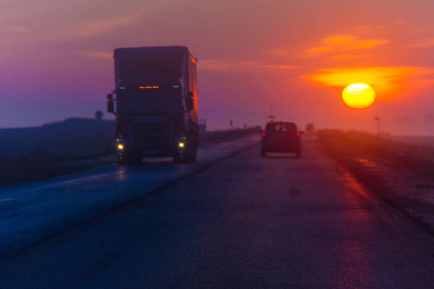 manhã Estrada, tráfego, serviços de camionagem de longa distância
 - Foto, Imagem