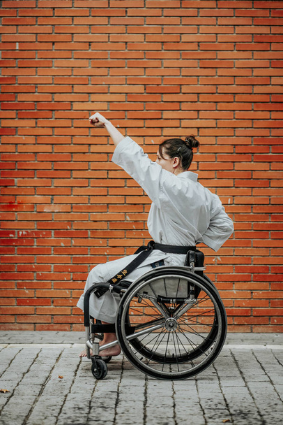 Žena která Trénink karate s vozíkem - Fotografie, Obrázek