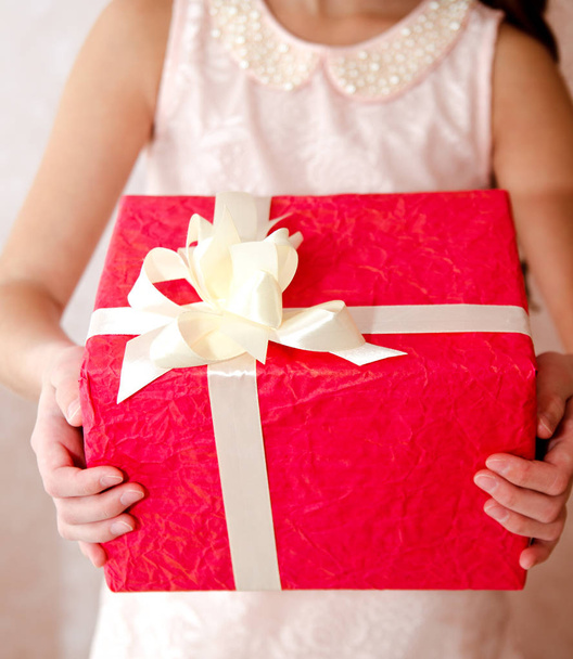 Menina feliz segurando caixa de presente vermelho no Natal tempo closeup
 - Foto, Imagem