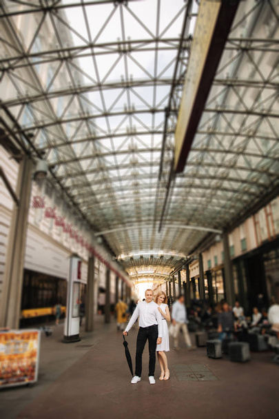 Счастливая пара прогуляется по центру города. Вина, Австрия
 - Фото, изображение