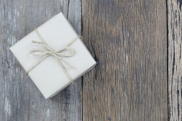 Brown Gift Box sur sol en bois et ont un espace de copie pour le design dans le concept de Noël
. - Photo, image