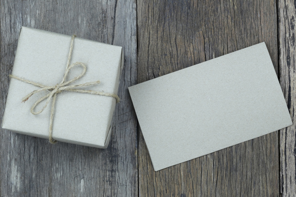 Brown Gift Box et du papier blanc sur le sol en bois et ont un espace de copie pour le design dans le concept de Noël
. - Photo, image
