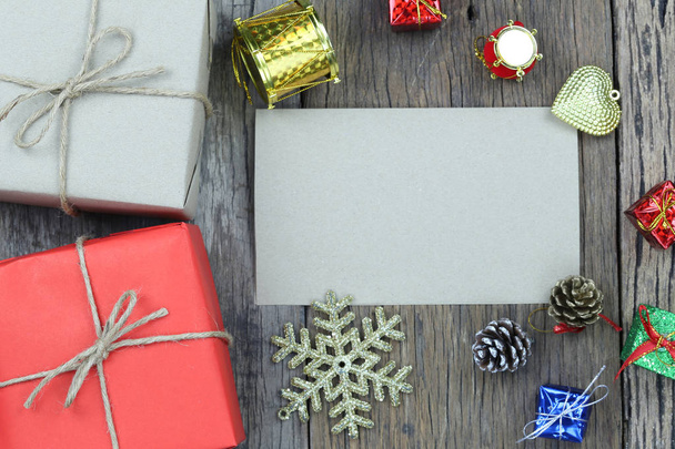 Cajas de regalo y papel en blanco en suelo de madera y tienen espacio de copia en el concepto de Navidad
. - Foto, imagen