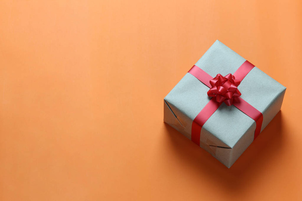 Ruskea joululahja laatikko sijoitettu Oranssi taide paperilattia ja on kopio tilaa suunnittelu työssäsi Tärkeä päivä käsite
. - Valokuva, kuva