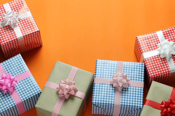 Mix Різдво Подарункова коробка розміщені на помаранчевий мистецтва паперу поверх і мати копію простір для проектування у вашу роботу важливий день концепції. - Фото, зображення