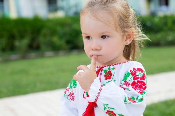 portrait of cute little girl thinking outdoor - Fotografie, Obrázek