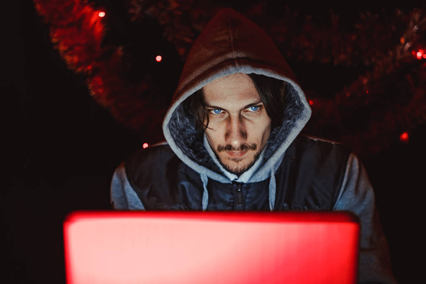the hacker behind a computer - Foto, Bild
