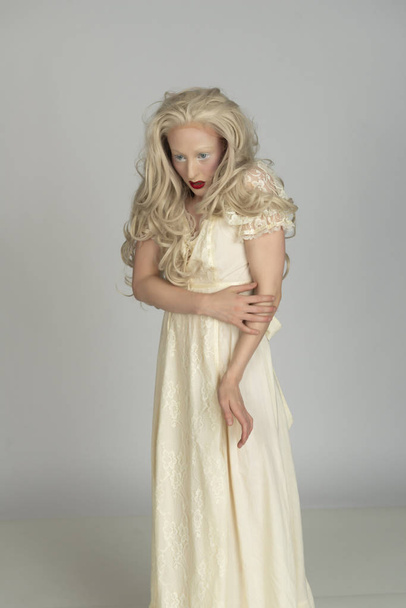 Jovem loira pálida em um vestido amarelo
 - Foto, Imagem