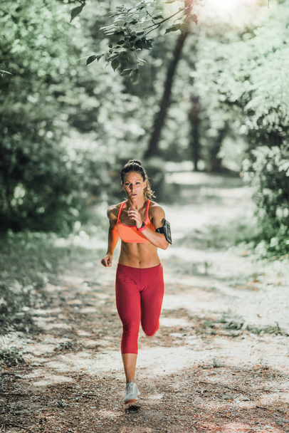 Genç kadın atlet parkta koşu - Fotoğraf, Görsel
