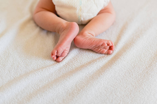 μικρά πόδια του ένα νεογέννητο μωρό. - Φωτογραφία, εικόνα