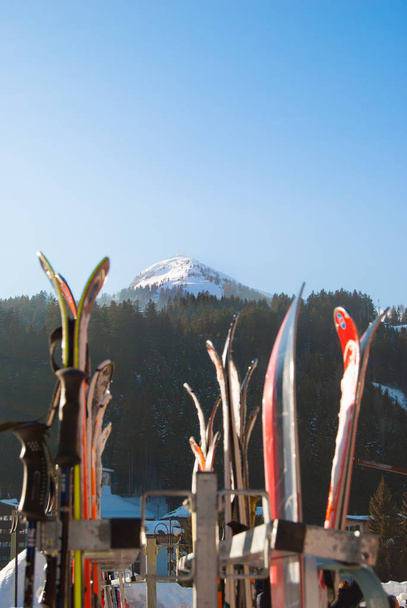 Muchos esquís fuera de un chalet de montaña cerca de la pista de esquí
 - Foto, Imagen