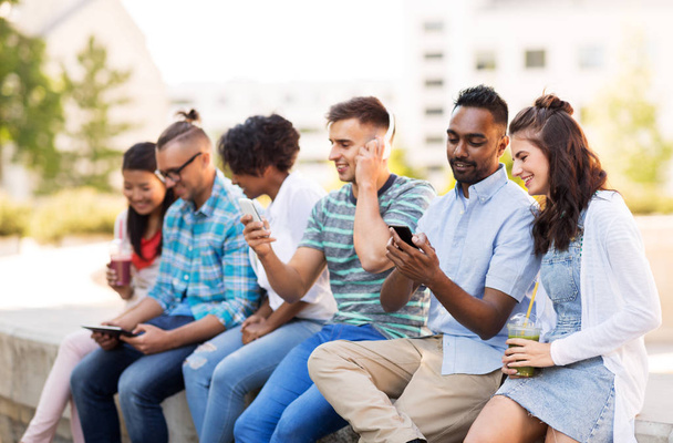 amigos con smartphones pasando el rato en verano
 - Foto, imagen