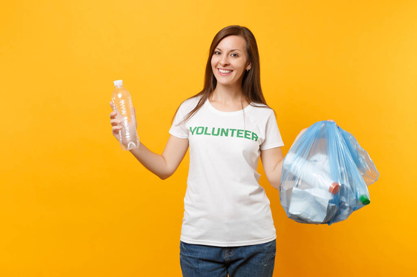 Kobieta w t-shirt wolontariuszy, kosza torba na białym tle na żółtym tle. Pomoc dobrowolna bezpłatnej pomocy, łaskę miłości. Problem zanieczyszczenia środowiska. Stop koncepcja ochrony przyrody śmieci środowisko - Zdjęcie, obraz