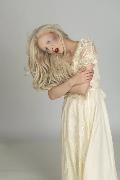Бліда молода блондинка в жовтій сукні
 - Фото, зображення