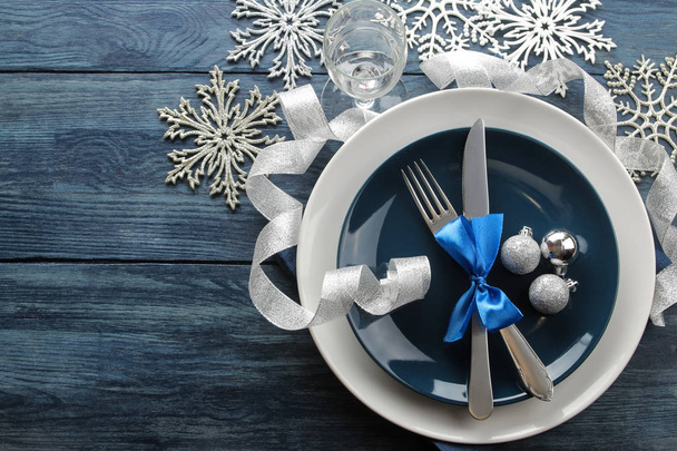 Joulupöytä. Veitsi, haarukka ja levy uudenvuoden koristeilla. sinisellä puupöydällä. ylhäältä näkymä tilaa kirjoitus. Uusi vuosi. lomat
 - Valokuva, kuva