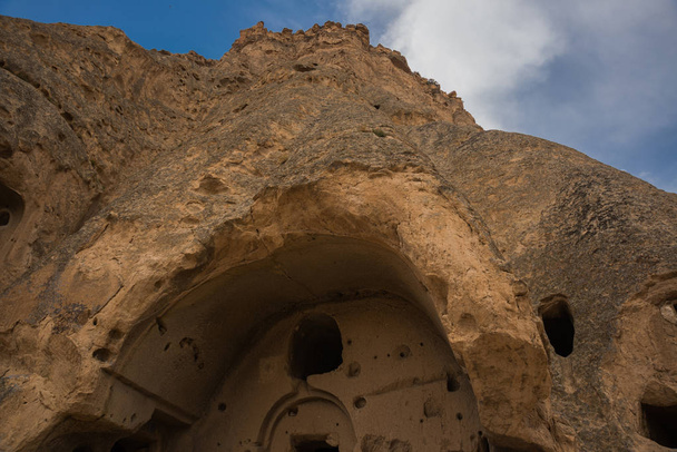 Selime Klooster in Cappadocië, Turkije. Groene tour. Selime is een stad aan het einde van de vallei van de Ihlara. Selime Klooster is een van de grootste religieuze gebouwen in Cappadocië. - Foto, afbeelding