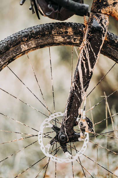 Bicicleta cubierta de barro
 - Foto, Imagen