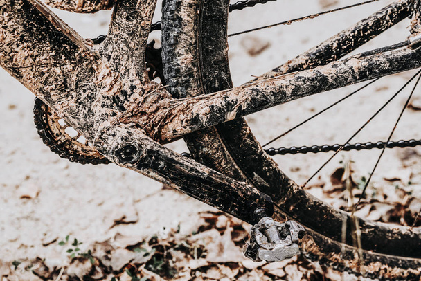 Bicicleta cubierta de barro
 - Foto, Imagen