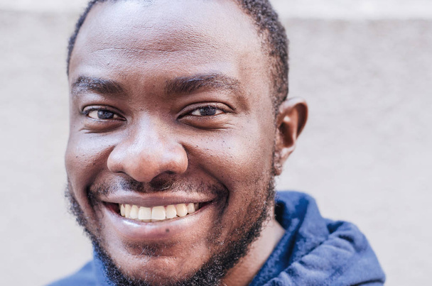 Черный парень. Портрет крупным планом. Афроамериканец веселый улыбающийся мужчина. Расовое равенство, фотогеничность, радость на лице
 - Фото, изображение