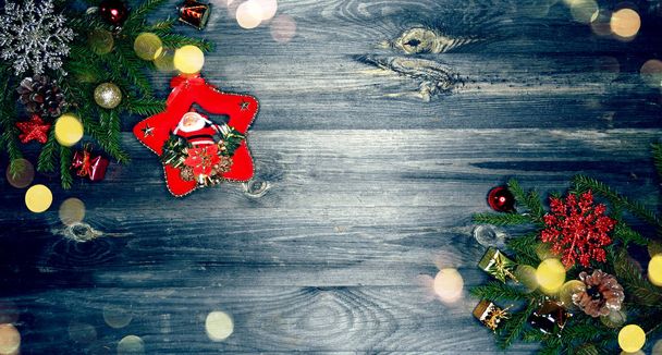 φόντο χριστουγεννιάτικο και διακόσμηση με κλαδιά έλατου χιόνι φώτα γιρλάντα για την παλιά ξύλινη σανίδα αντίγραφο χώρο - Φωτογραφία, εικόνα