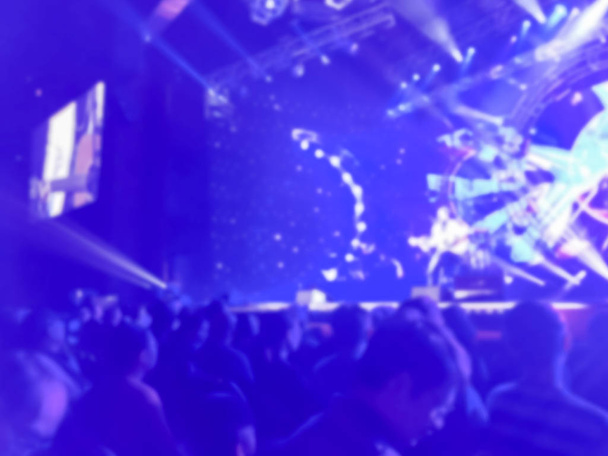Streszczenie niewyraźne koncert z etapu ekranu wystającego Mężczyzna wokalistka gra git, tło występ - Zdjęcie, obraz