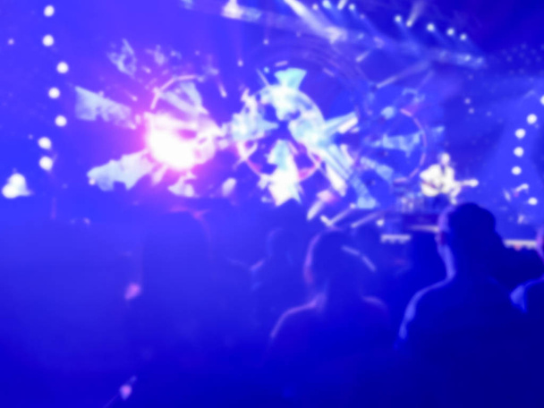 Рух розмита азіатських співак з на гітарі на сцені живу музику концерту в Америці - Фото, зображення
