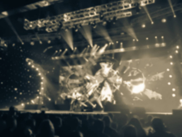 Рух розмита азіатських співак з на гітарі на сцені живу музику концерту в Америці - Фото, зображення