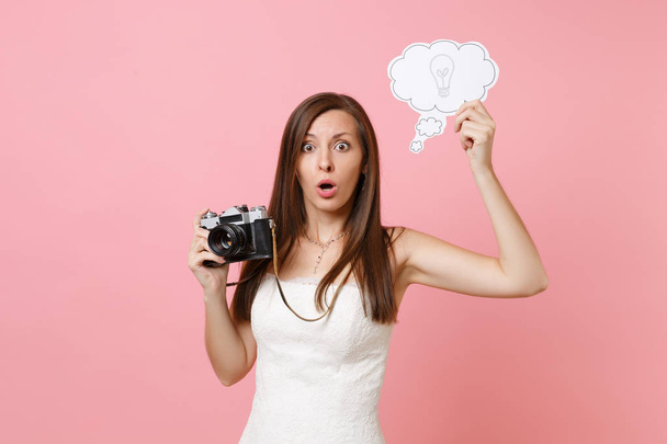 Järkyttynyt morsian nainen hääpuku pidä retro vintage valokuva kamera, Sano pilvi puhekupla hehkulamppu valitsemalla henkilökunta, valokuvaaja eristetty vaaleanpunainen tausta. Organisaatio, Häät tehdä lista
 - Valokuva, kuva