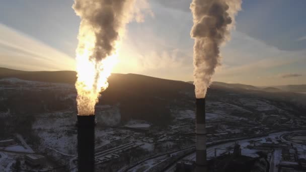 Vista aérea del humo que sale de la chimenea de una caldera de carbón. Panorama circular con vista a la ciudad
. - Imágenes, Vídeo