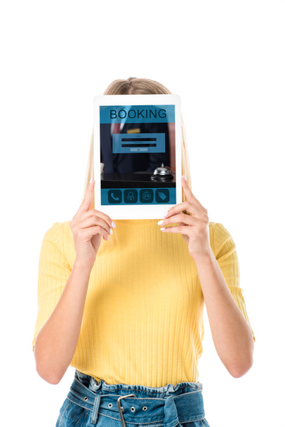 aantrekkelijke jonge vrouw met digitale tablet met boeking toepassing op scherm geïsoleerd op wit - Foto, afbeelding
