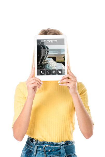 attraktive junge Frau mit digitalem Tablet und Ticketapplikation auf dem Bildschirm isoliert auf weißem Hintergrund - Foto, Bild