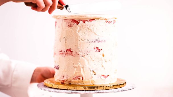 Бейкер глазур рожевими та бордовими пиріг з глазур'ю білий buttercream. - Фото, зображення