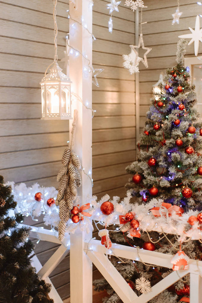 κλείνω πάνω θέα Εορταστικό χριστουγεννιάτικο δέντρο και διακοσμητικών  - Φωτογραφία, εικόνα