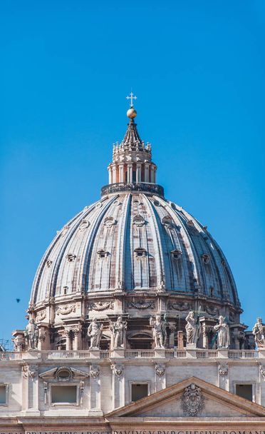 St. Peter's Basilica in Rome on St. Peter's Square from Rome to Vatican in Italy - Foto, imagen