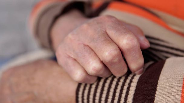 Wrist pain of older women. Elderly wrinkled skin palms massage injured join - Φωτογραφία, εικόνα