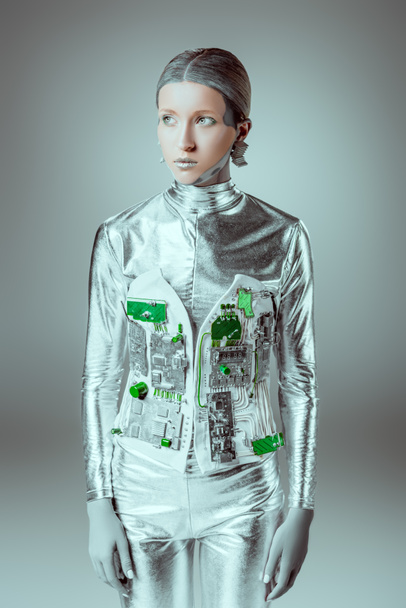 fütüristik gümüş kadın robot seyir uzağa izole gri, geleceğin teknoloji kavramı üzerinde  - Fotoğraf, Görsel