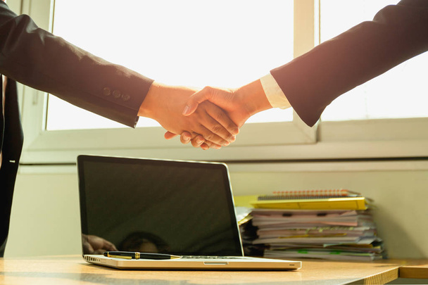 Üzleti reszkető kezek megállapodás sikeres office - Fotó, kép