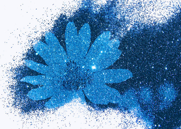 Dubbele blootstelling gemaakt met bloem en blauwe glitter textuur, achtergrond                                - Foto, afbeelding