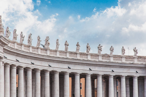 Colonnato del Bernini in Piazza San Pietro da Roma al Vaticano in Italia - Foto, immagini