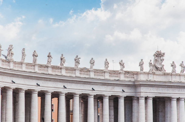 Colonnade van Bernini op het Sint-Pietersplein van Rome naar het Vaticaan in Italië - Foto, afbeelding