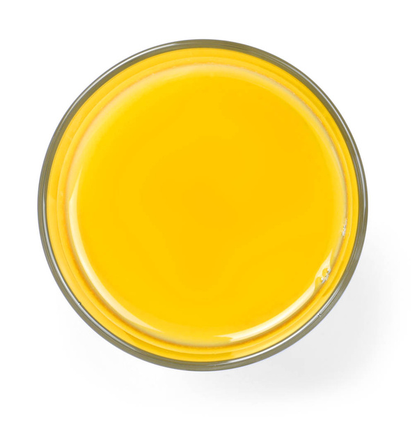 Свіжий апельсиновий сік у склянці, вид зверху. Здоровий фруктовий сік, ізольований на білому тлі
. - Фото, зображення
