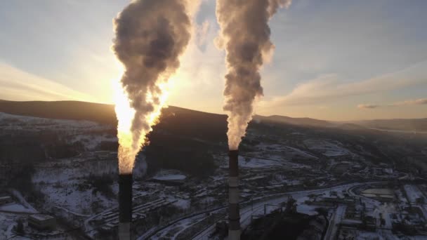 Vista aérea de fumaça subindo da chaminé de uma caldeira de carvão. Poluição ambiental por emissões nocivas
 - Filmagem, Vídeo