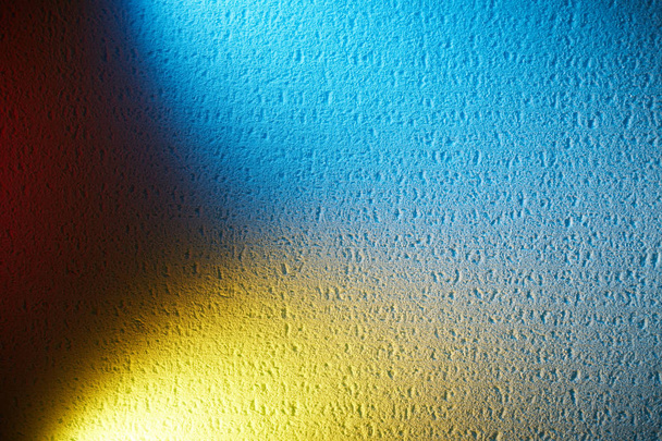 Sloučení žluté a modré na stejné pozadí s červená skvrna - Fotografie, Obrázek