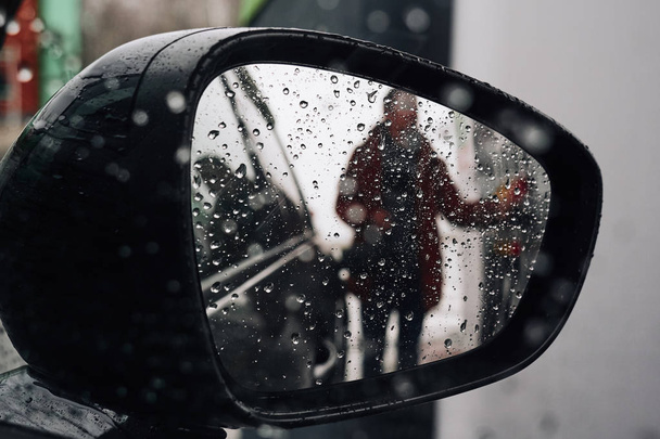 vista do posto de gasolina no espelho retrovisor
 - Foto, Imagem