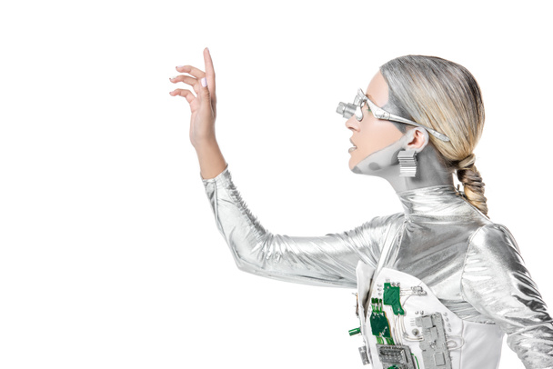 Gümüş robot izole beyaz, geleceğin teknoloji kavramı üzerinde bir şey dokunmak yan görünüm  - Fotoğraf, Görsel