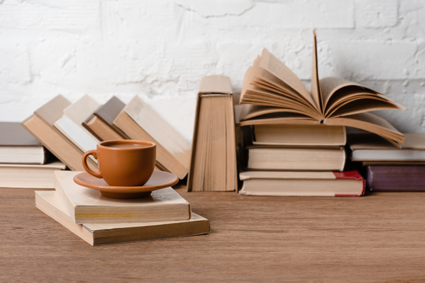 Livres et tasse de café sur table en bois
 - Photo, image